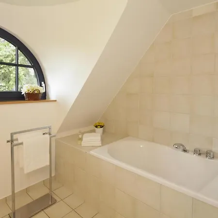 Gepflegtes Reetdachhaus Auf Grossem Grundstueck Mit Badewanne Und Terrasse Hébergement de vacances Sellin (Usedom)