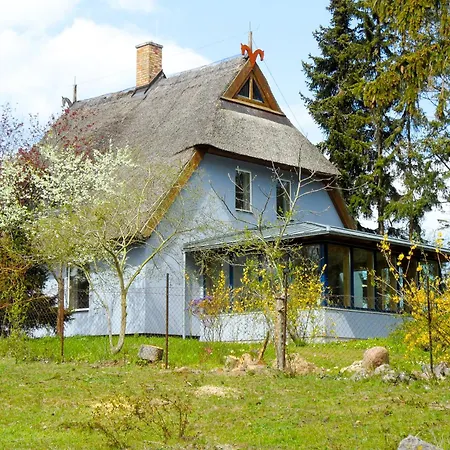Hébergement de vacances Gepflegtes Reetdachhaus Auf Grossem Grundstueck Mit Badewanne Und Terrasse *