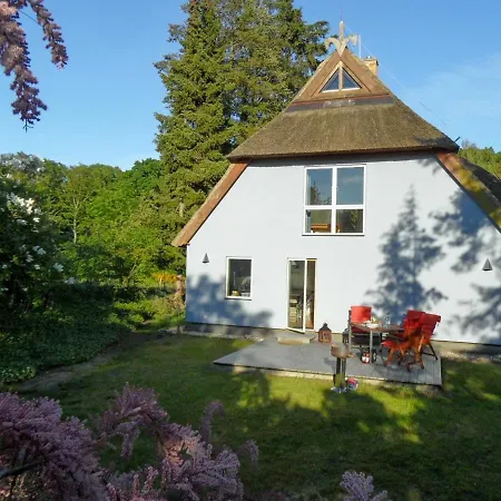 Gepflegtes Reetdachhaus Auf Grossem Grundstueck Mit Badewanne Und Terrasse ゼリン