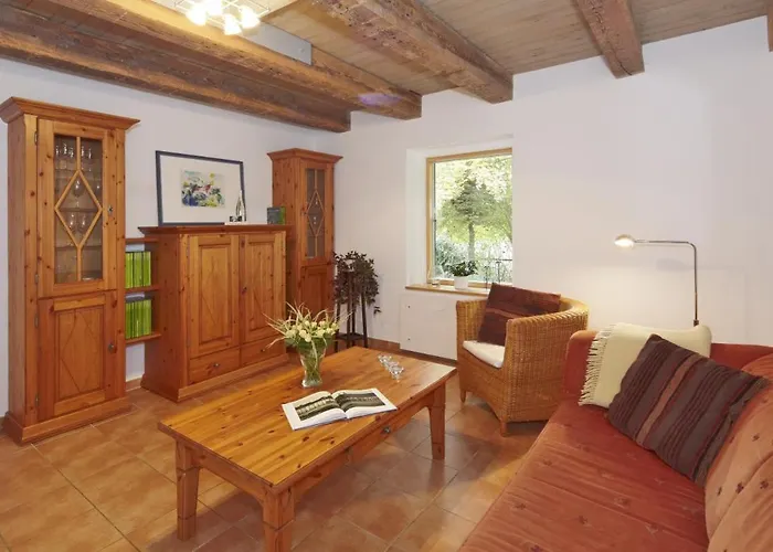 Gepflegtes Reetdachhaus Auf Grossem Grundstueck Mit Badewanne Und Terrasse 別荘 ゼリン