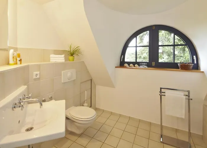 Gepflegtes Reetdachhaus Auf Grossem Grundstueck Mit Badewanne Und Terrasse 別荘 ゼリン
