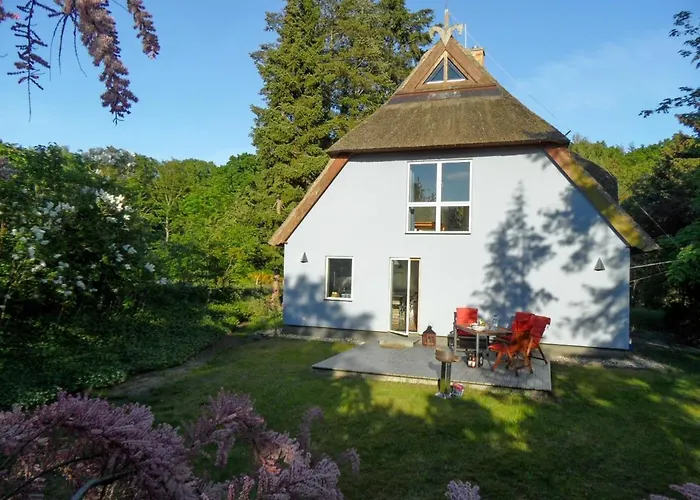 Gepflegtes Reetdachhaus Auf Grossem Grundstueck Mit Badewanne Und Terrasse ゼリン