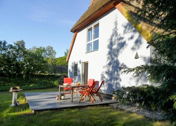 Gepflegtes Reetdachhaus Auf Grossem Grundstueck Mit Badewanne Und Terrasse ゼリン